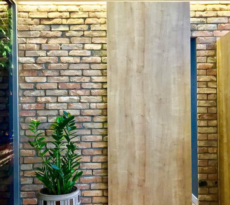 Versteckte Türöffnung in unserem Showroom in der Fabriciusstraße